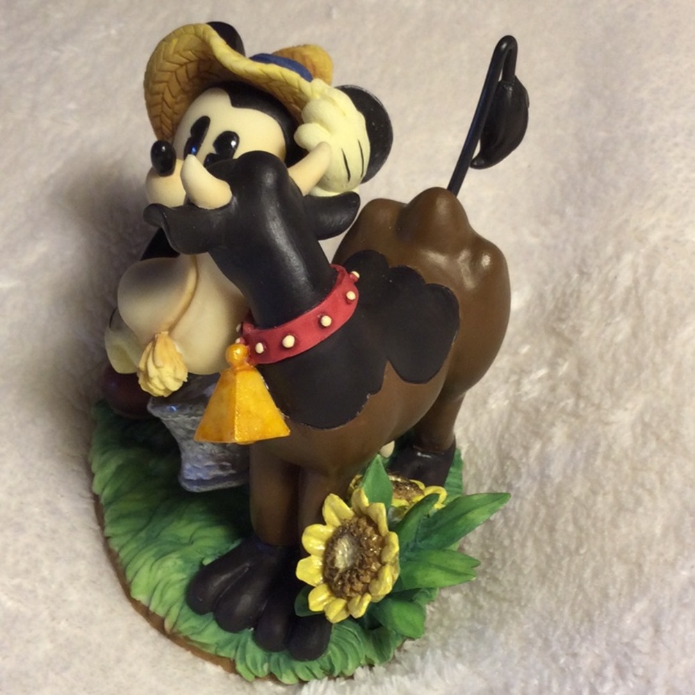 ❤️ Still Available🌟 Disney Mickey Mouse Cow Figurine🌟 - Picture 4 of 10